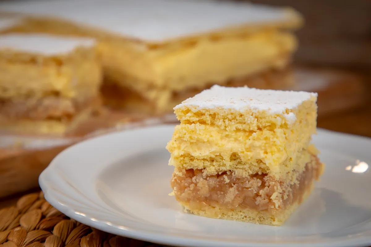 Kuninkaallinen rahkapiirakka: Herkullinen resepti omenoiden ja rahkan ystäville