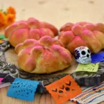 Kuinka valmistaa suklaa-juustotäytteistä kuolleiden leipää: herkullinen resepti vain 5 aineksella