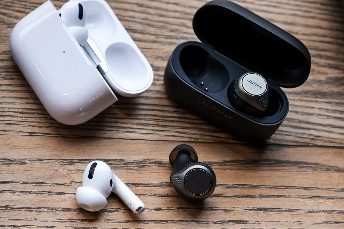 Kuulokkeiden puhdistus: Suomalainen vetyperoksidi-kikka pitää nappikuulokkeet raikkaina