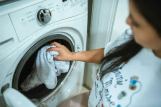 Kylmäpesu: Luonnollinen tapa säästää ja pidentää vaatteiden ikää