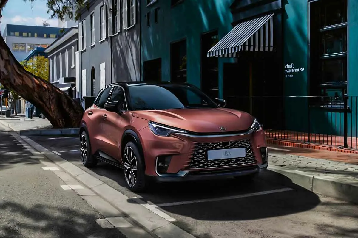 Lexus tuo tuoksun eturiviin: Tältä haisevat japanilaisen luksusmerkin uudet mallit