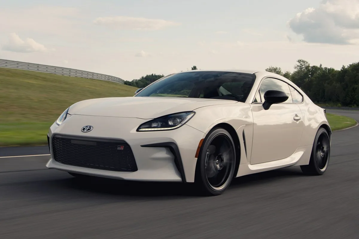 Luotettavat ja edulliset autot: Mekaani suosittelee näitä malleja, jotka eivät petä kuskeja