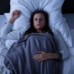 Kuinka nukahtaa uudelleen öisin maidon avulla: Tehokas kotikonsti