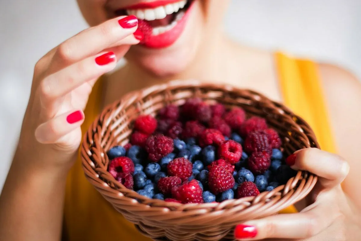 Marjat jälkiruoan sijaan: Suomalainen välipala Oulussa – terveellinen tapa hallita painoa