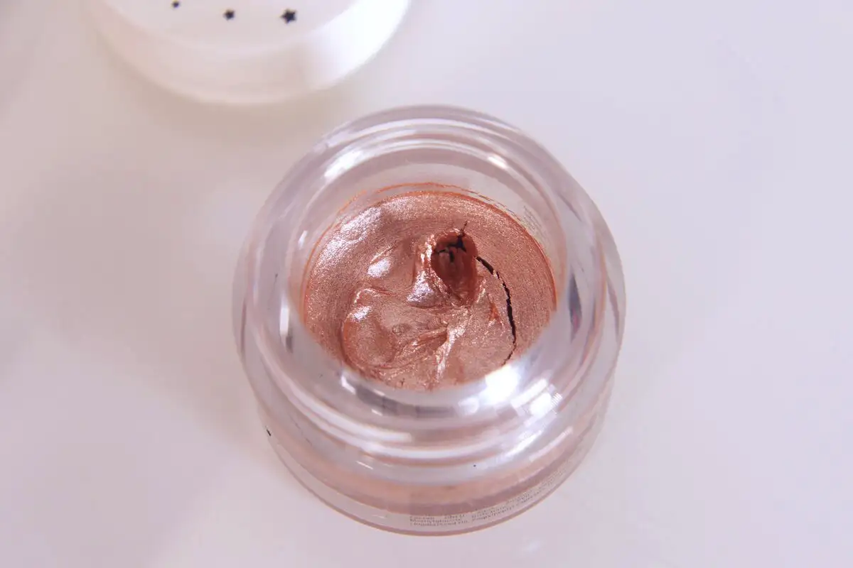 Pehmeä katse sateiseen syksyyn: Suomalainen meikkityyli kremowilla luomiväreillä