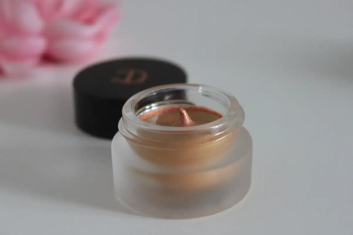 Pehmeä katse sateiseen syksyyn: Suomalainen meikkityyli kremowilla luomiväreillä