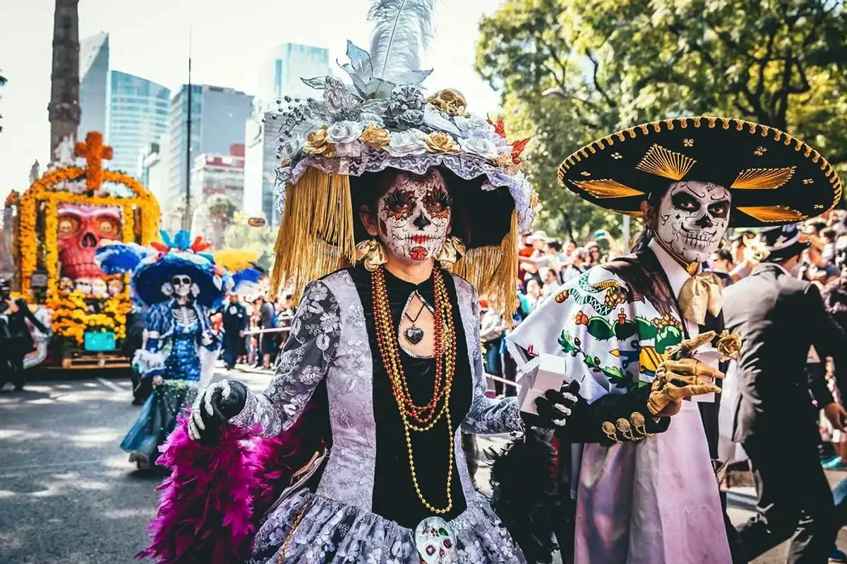 Meksikon värit syksyssä: Kuolleiden päivä tuo muistoja eloon
