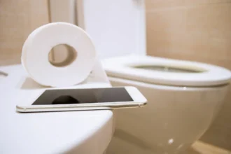 Puhelin pois wc:stä: Vältä nämä lääkäreiden varoittamat terveysriskit!
