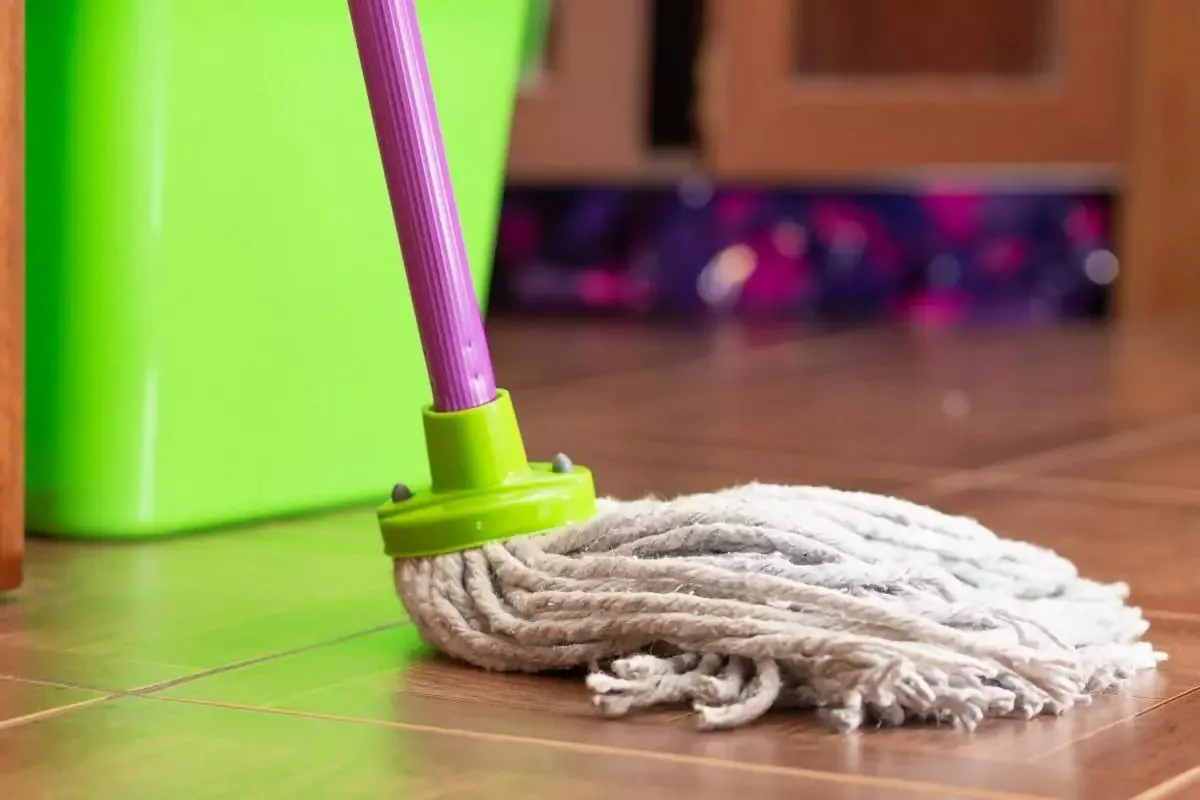 Valkaise ja desinfioi kangasmoppi kotitekoisella seoksella: Näin saat lattiasi kiiltämään!