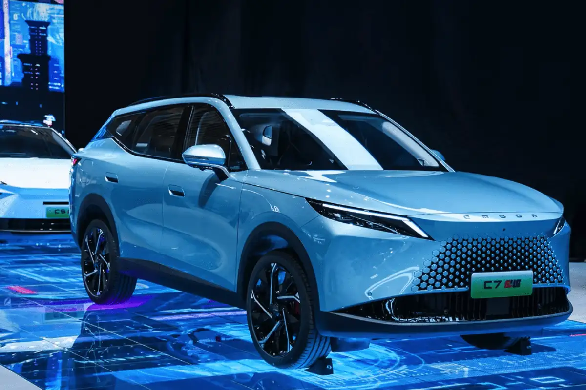 OMODA 7 SHS: Futuristinen sähköinen hybridi-SUV saapuu Suomeen loppuvuodesta 2025