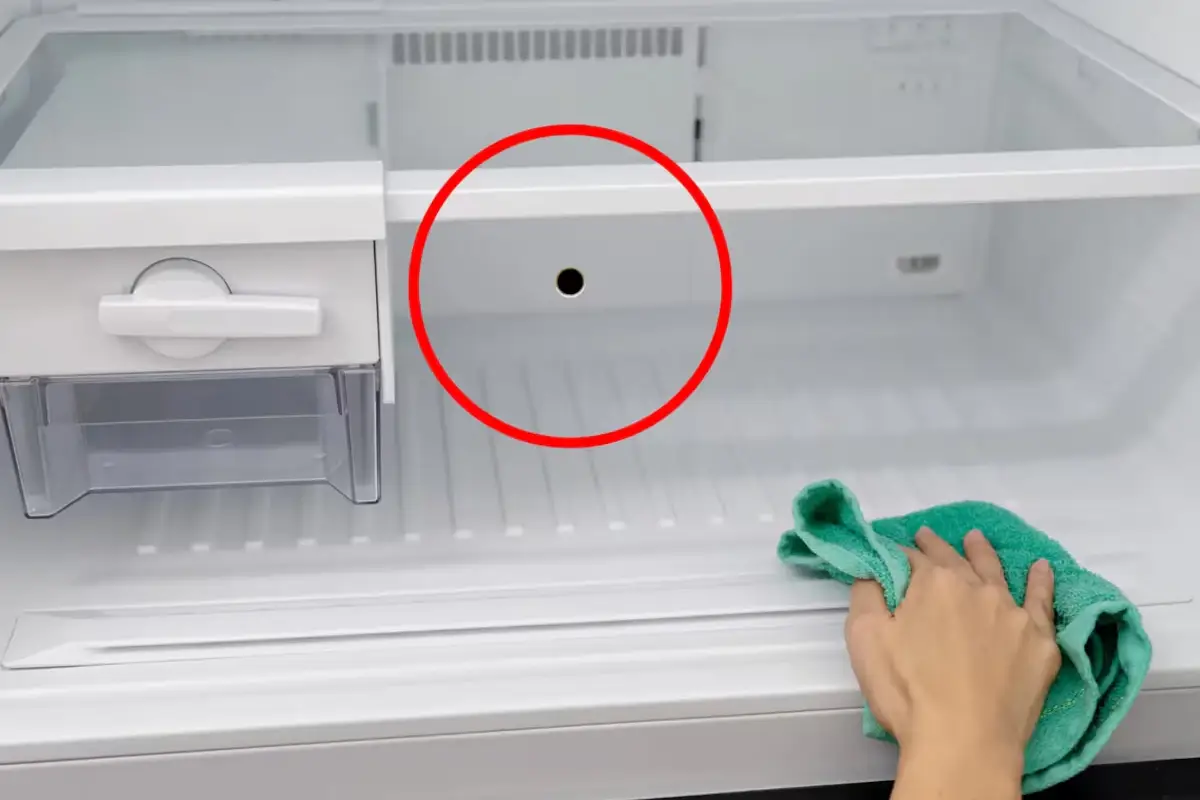 Pieni reikä pakastimessa: Miksi se on olemassa ja miten sitä hoidetaan?