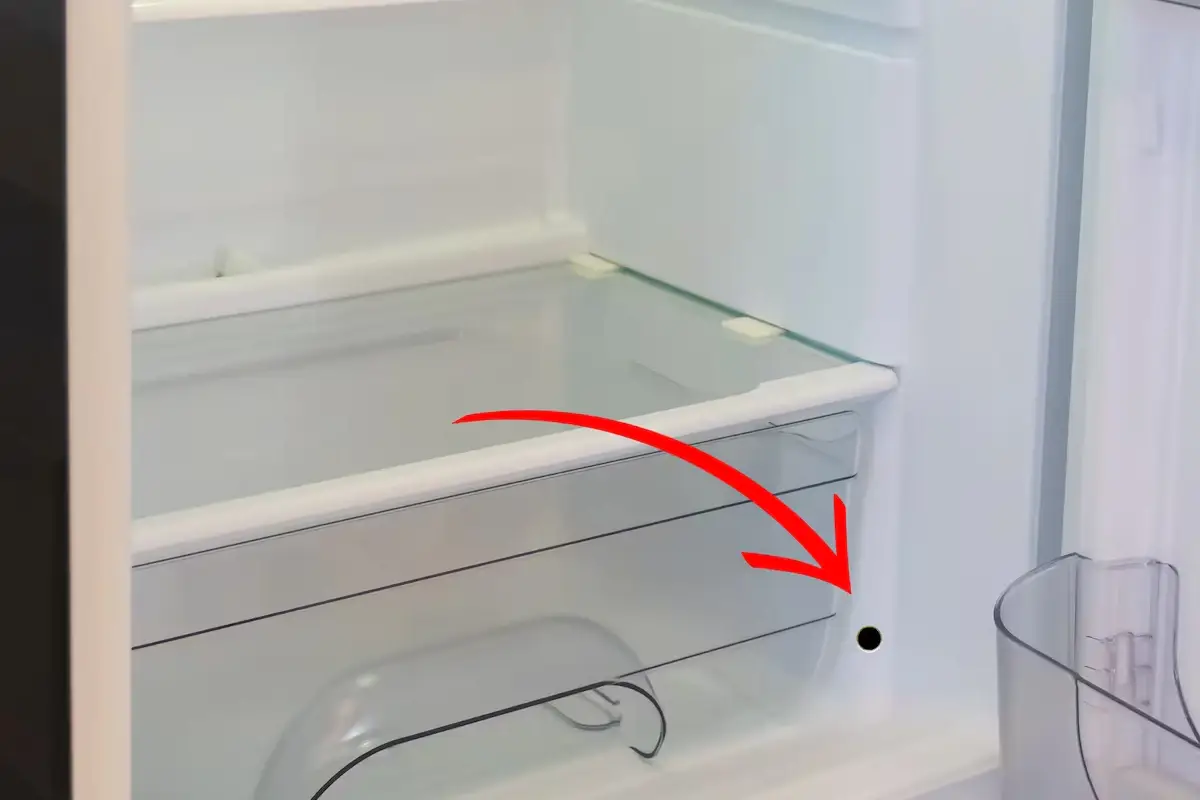 Pieni reikä pakastimessa: Miksi se on olemassa ja miten sitä hoidetaan?