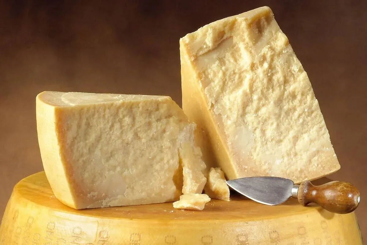 Parmesanin salattu totuus: Mitä tämä rakastettu juusto pitää sisällään?
