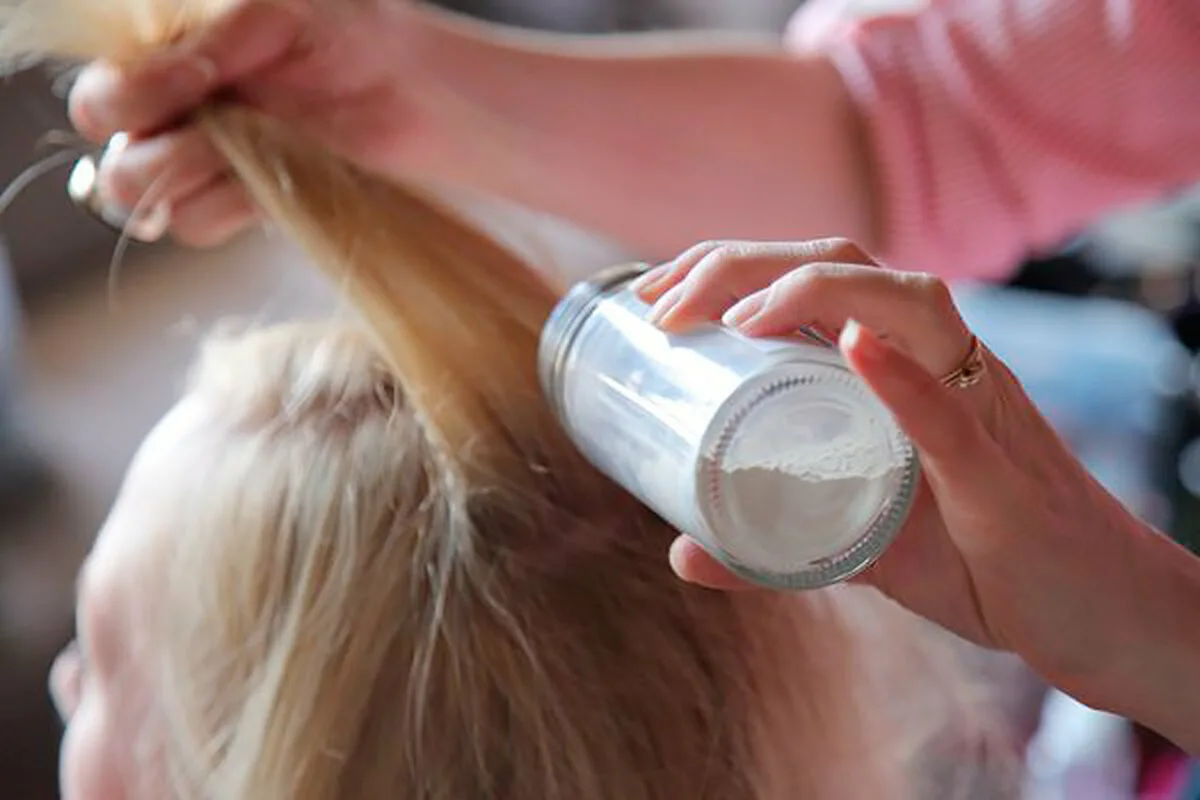 Perunajauho kuivashampoona: Suomalainen kikka hiusten raikkauteen