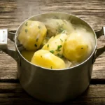 Perunan keittäminen laakerilla: Suomalainen hake aromikkaaseen lisukkeeseen