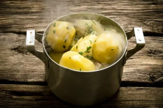 Perunan keittäminen laakerilla: Suomalainen hake aromikkaaseen lisukkeeseen