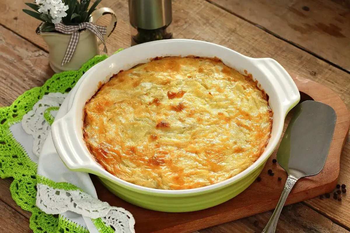 Herkullinen perunavuoka kanaa ja sieniä kermaisessa kastikkeessa