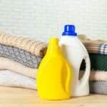 Pese villavaatteet kylmässä vedessä: Näin säilytät niiden pehmeyden syksyllä