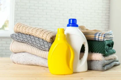 Pese villavaatteet kylmässä vedessä: Näin säilytät niiden pehmeyden syksyllä