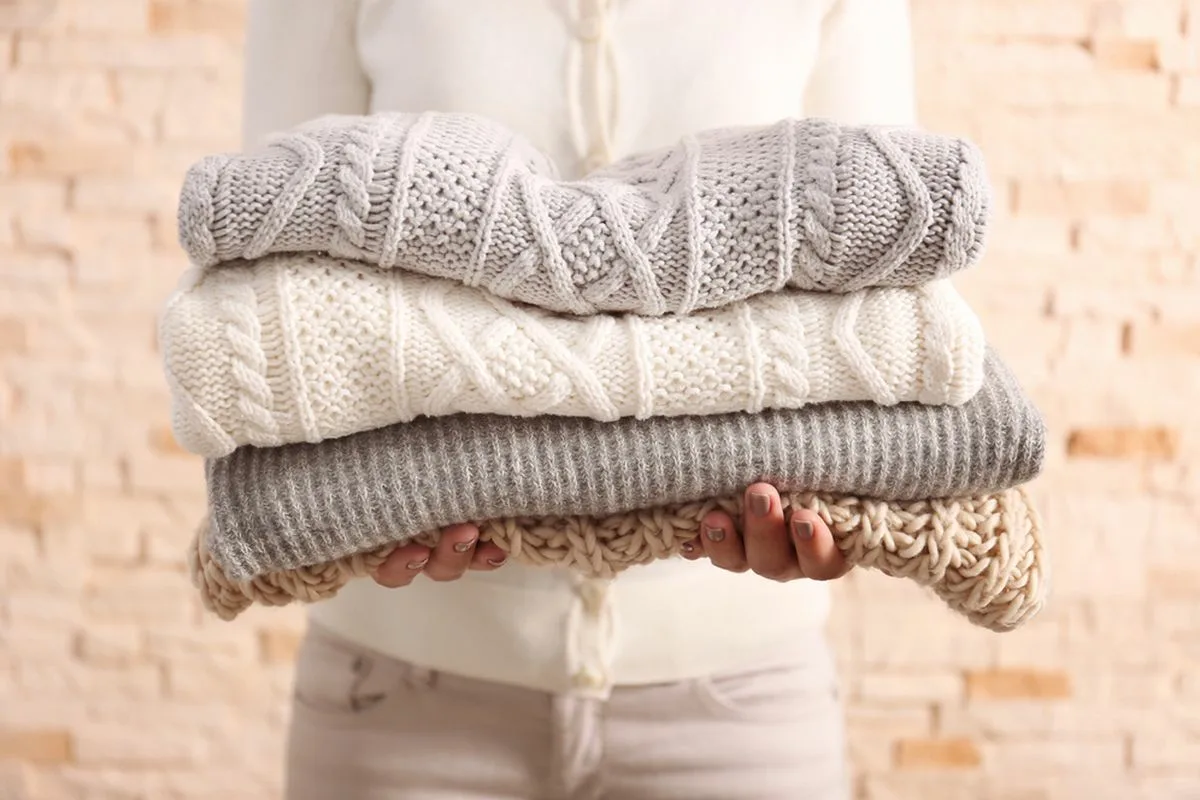 Pese villavaatteet kylmässä vedessä: Näin säilytät niiden pehmeyden syksyllä