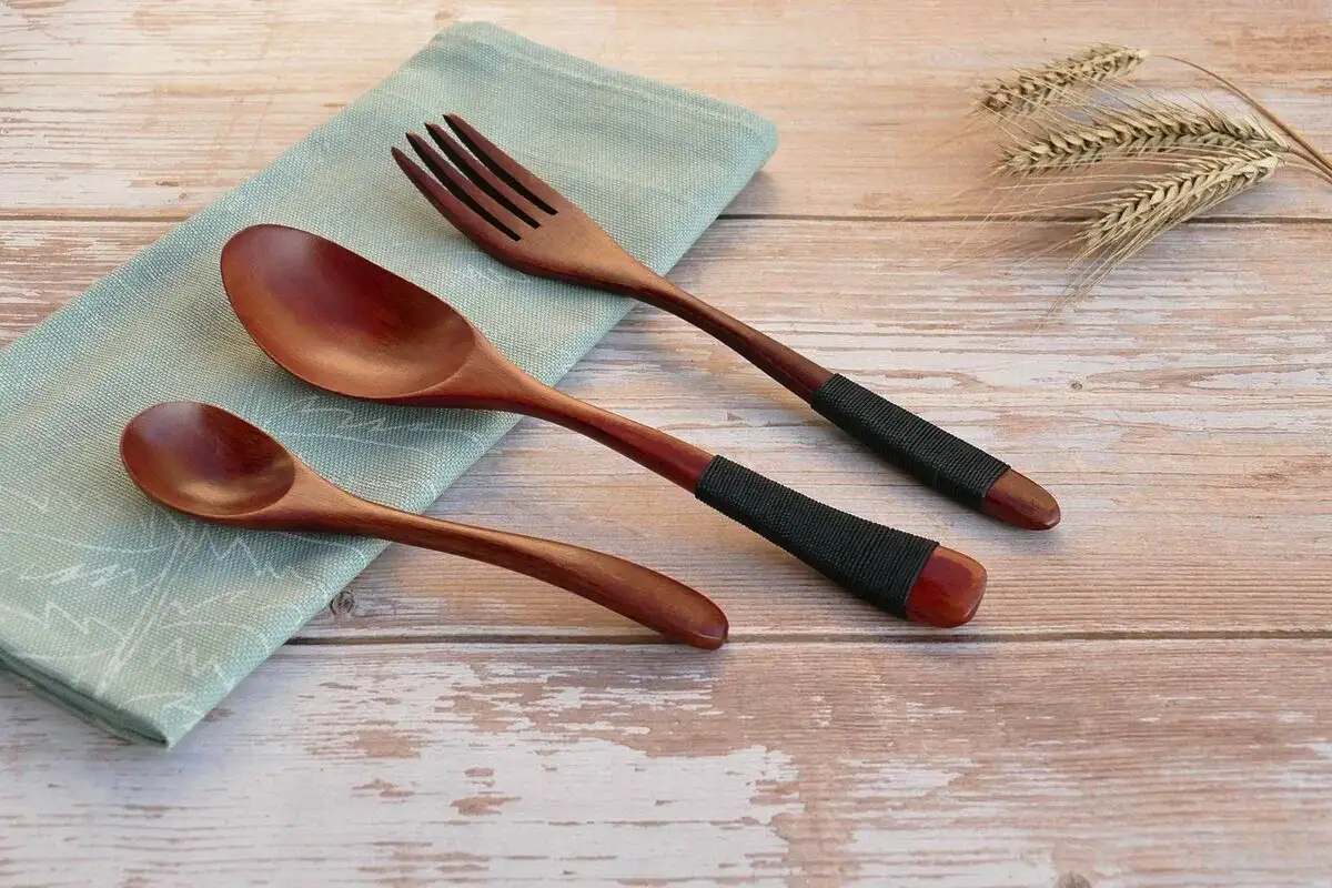 Puhdista puiset aterimet vaivatta: Isoäitien salaisuus paljastuu!