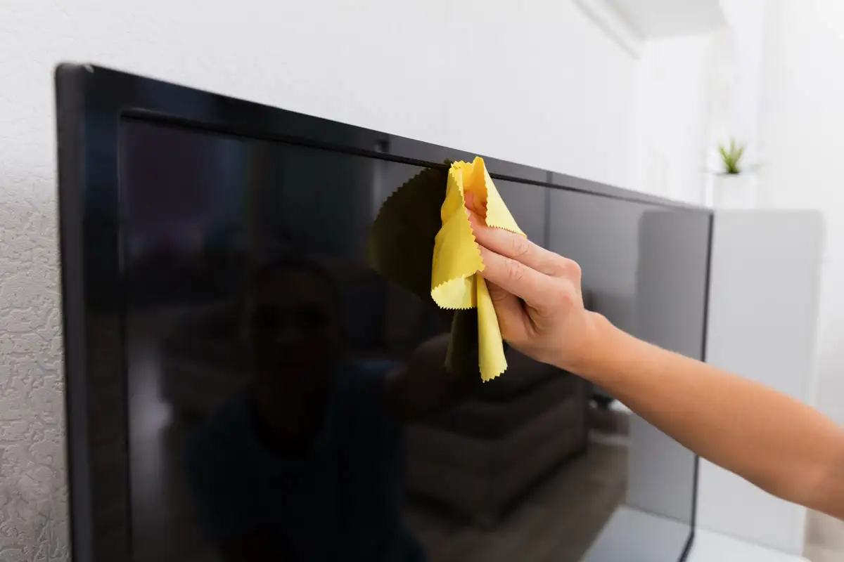 Kuinka puhdistaa television näyttö kotikonstilla vahingoittamatta sitä?
