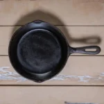 Miten puhdistaa valurautapannu, jotta se kestää vuosikymmeniä: yksi yksinkertainen keittiön salaisuus