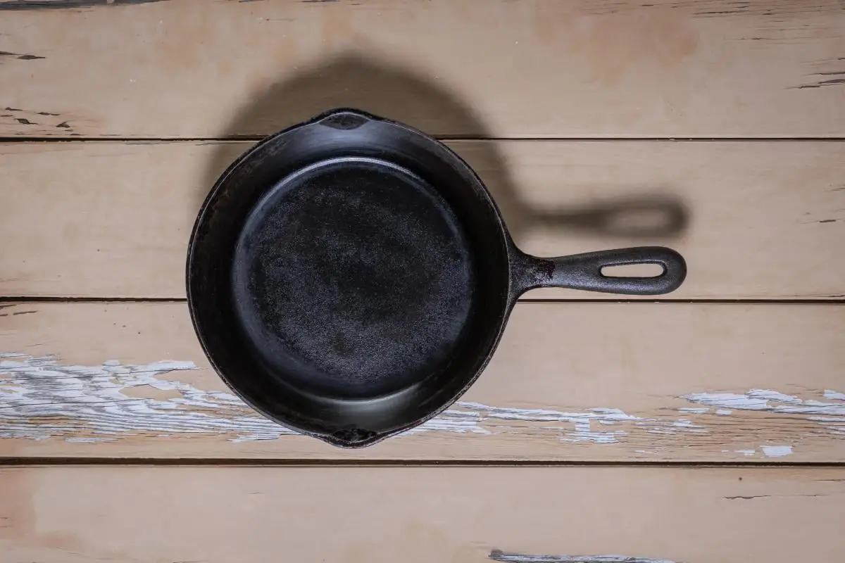 Miten puhdistaa valurautapannu, jotta se kestää vuosikymmeniä: yksi yksinkertainen keittiön salaisuus