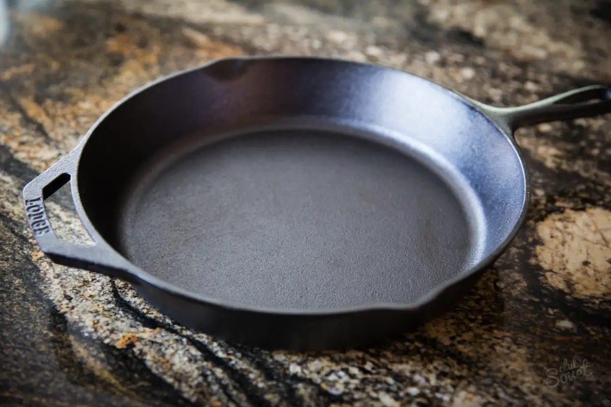 Miten puhdistaa valurautapannu, jotta se kestää vuosikymmeniä: yksi yksinkertainen keittiön salaisuus