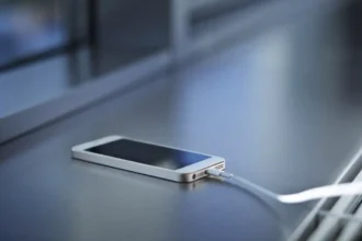 Älä lataa puhelinta yöllä: Suomalainen liffihakki Tampereelta säästää akkusi terveyttä