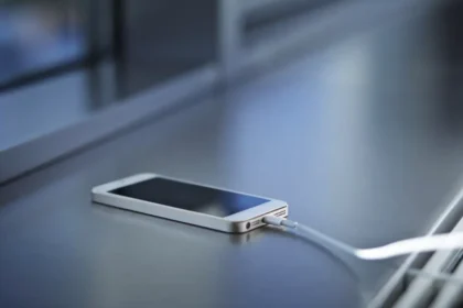 Älä lataa puhelinta yöllä: Suomalainen liffihakki Tampereelta säästää akkusi terveyttä