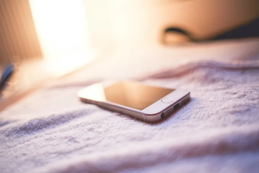 Käännä puhelin ympäri: Neljä syytä pitää puhelin näytöllä alaspäin