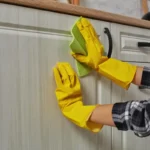 Poista keittiön rasvatahrat helposti: 4 kotikonstia kaapeista ja laatoista