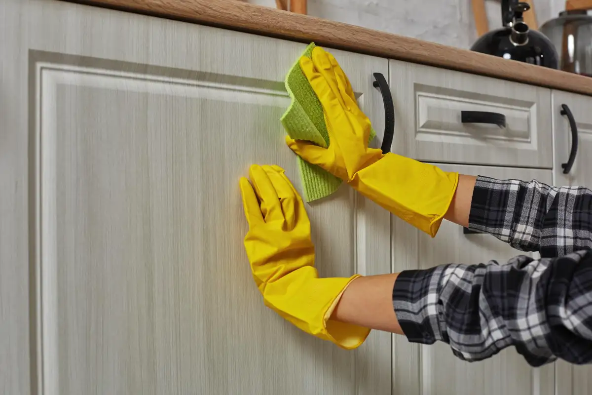 Poista keittiön rasvatahrat helposti: 4 kotikonstia kaapeista ja laatoista