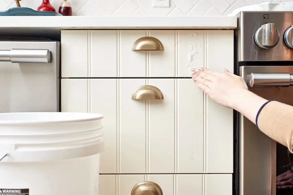 Poista keittiön rasvatahrat helposti: 4 kotikonstia kaapeista ja laatoista