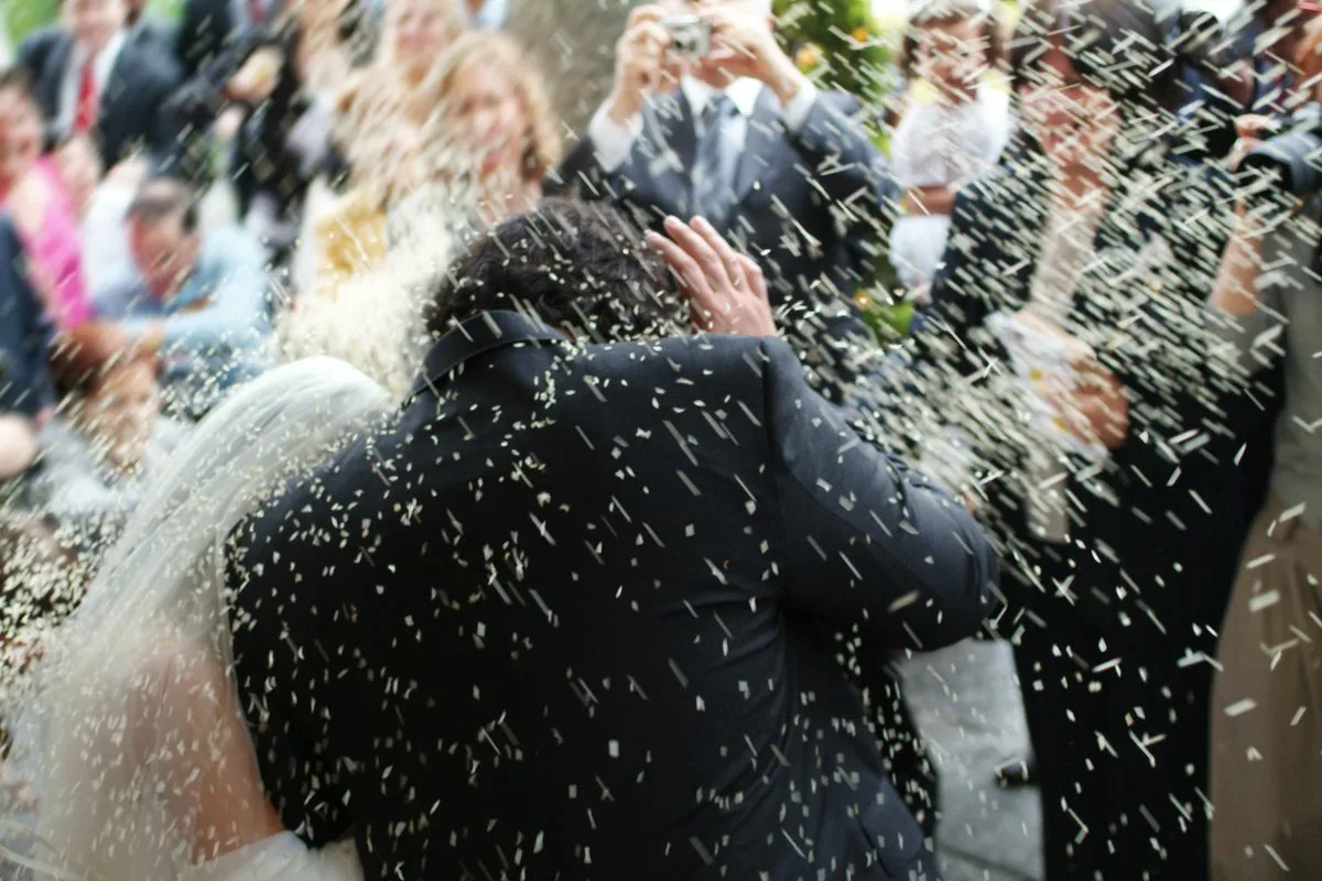 Riisin heittäminen häissä: Perinteen lumoava tarina ja modernit vaihtoehdot