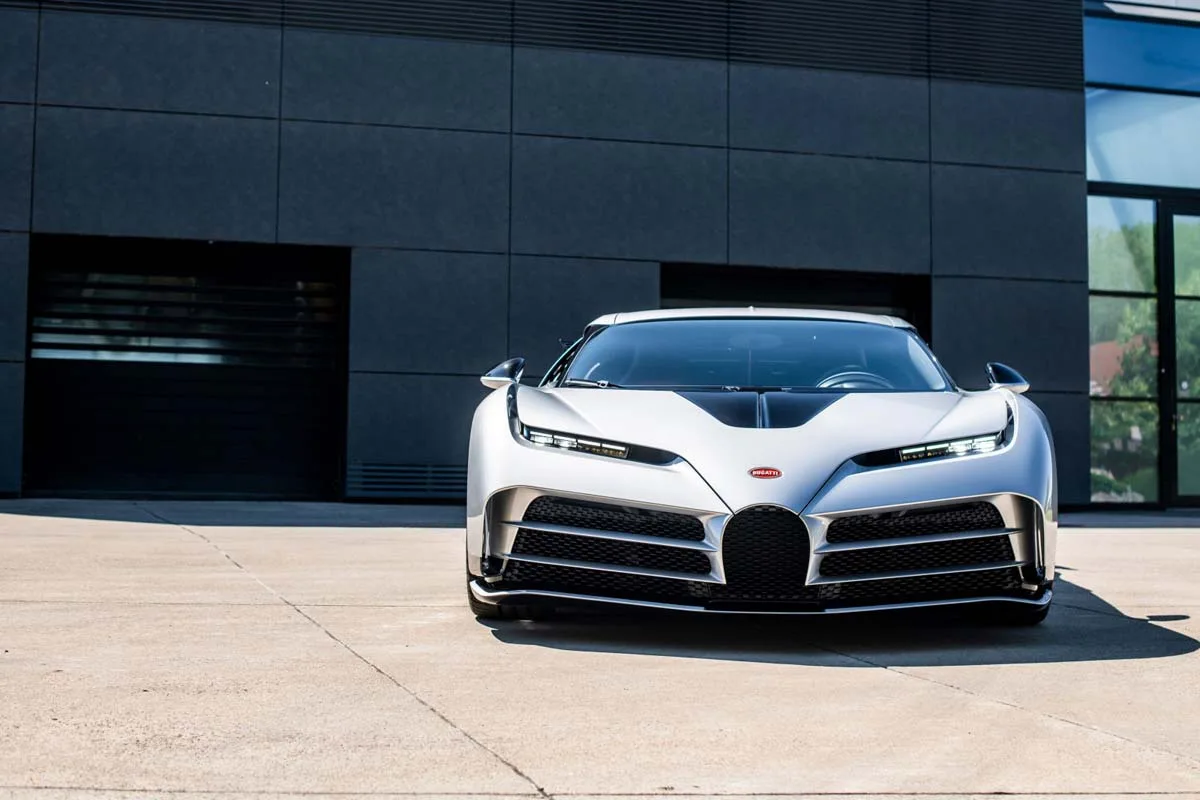 Kristiano Ronaldon autot: jalkapallotähden unelma-autotalli täynnä supervetoja