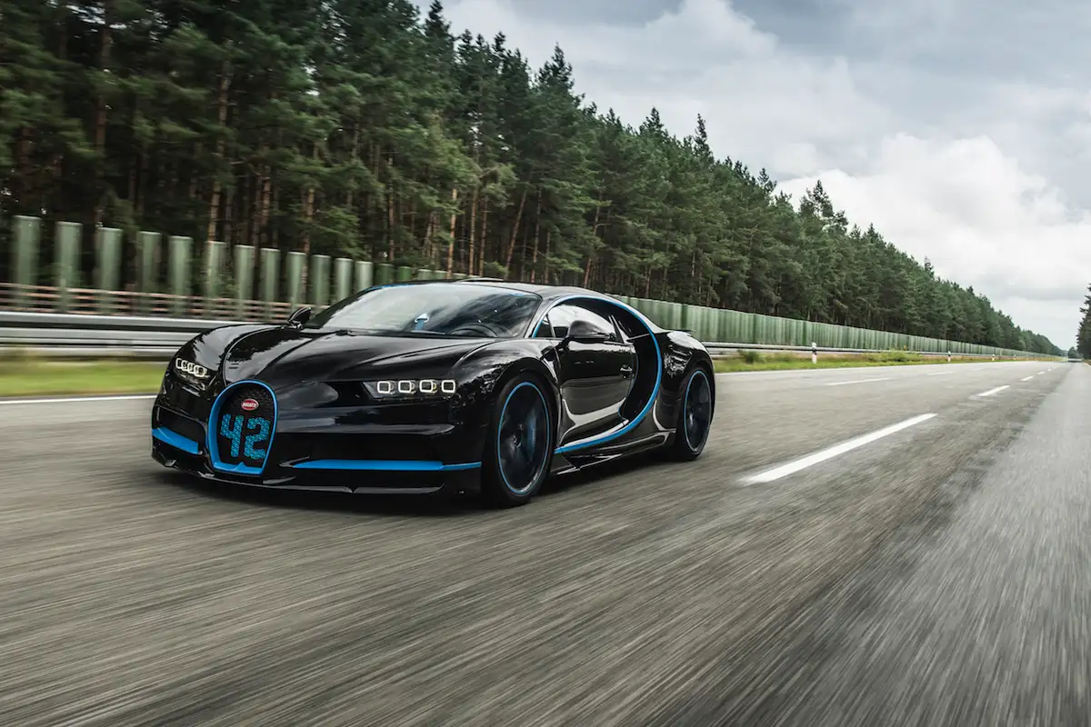 Kristiano Ronaldon autot: jalkapallotähden unelma-autotalli täynnä supervetoja