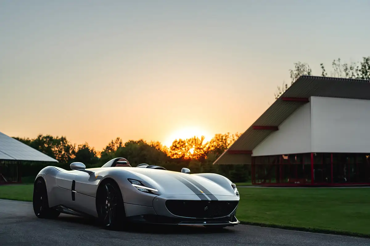 Kristiano Ronaldon autot: jalkapallotähden unelma-autotalli täynnä supervetoja