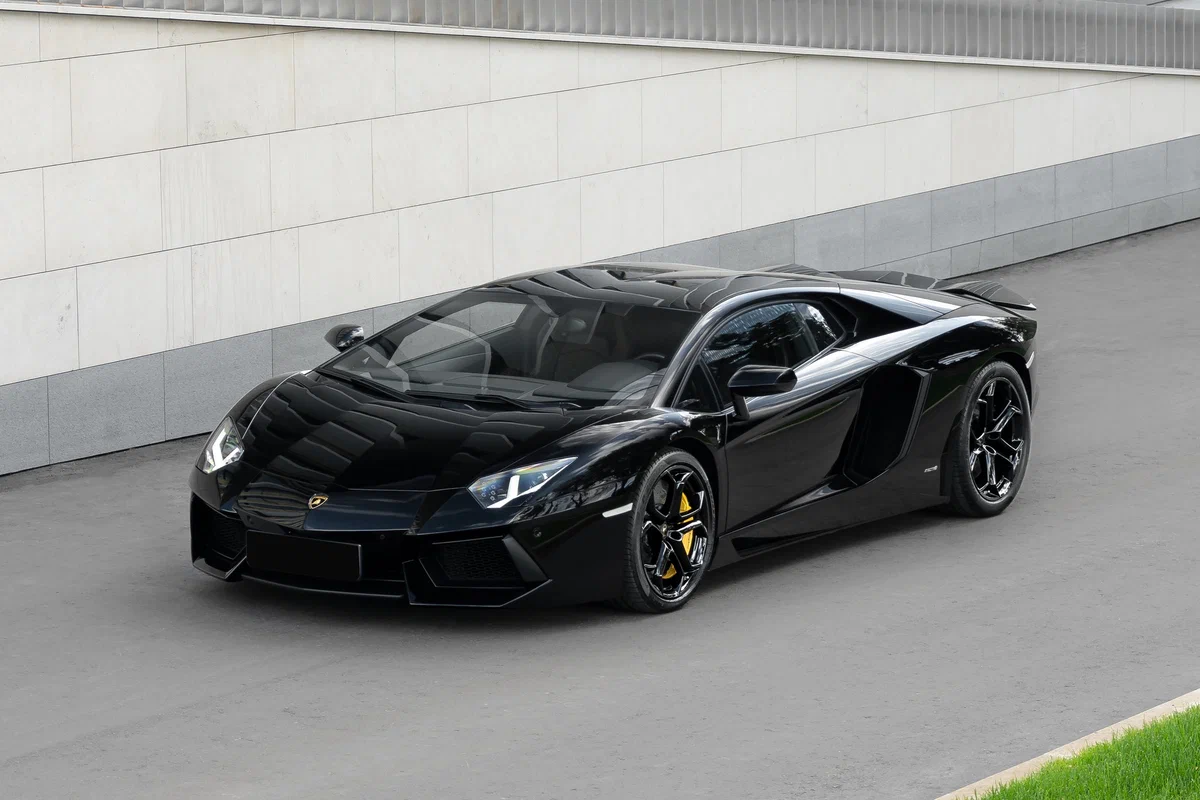 Kristiano Ronaldon autot: jalkapallotähden unelma-autotalli täynnä supervetoja