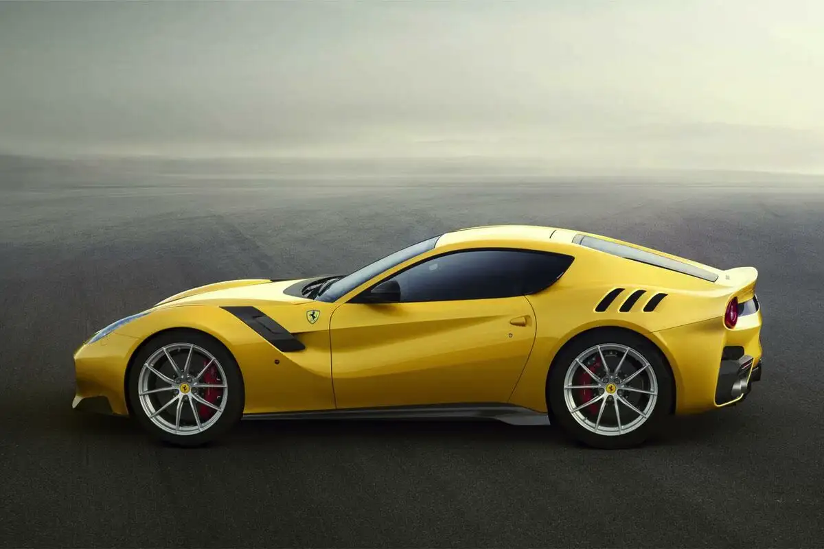 Kristiano Ronaldon autot: jalkapallotähden unelma-autotalli täynnä supervetoja