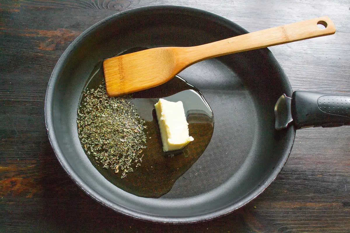 Rosmariini öljyssä ennen paistamista: Miksi tämä kikka muuttaa ruokasi