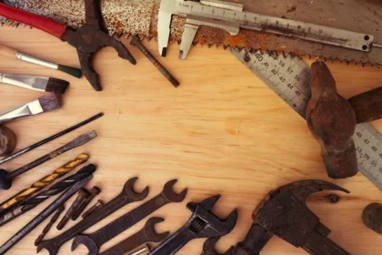 Poista ruoste työkaluista etikalla: Näin pelastat metallisi helposti!