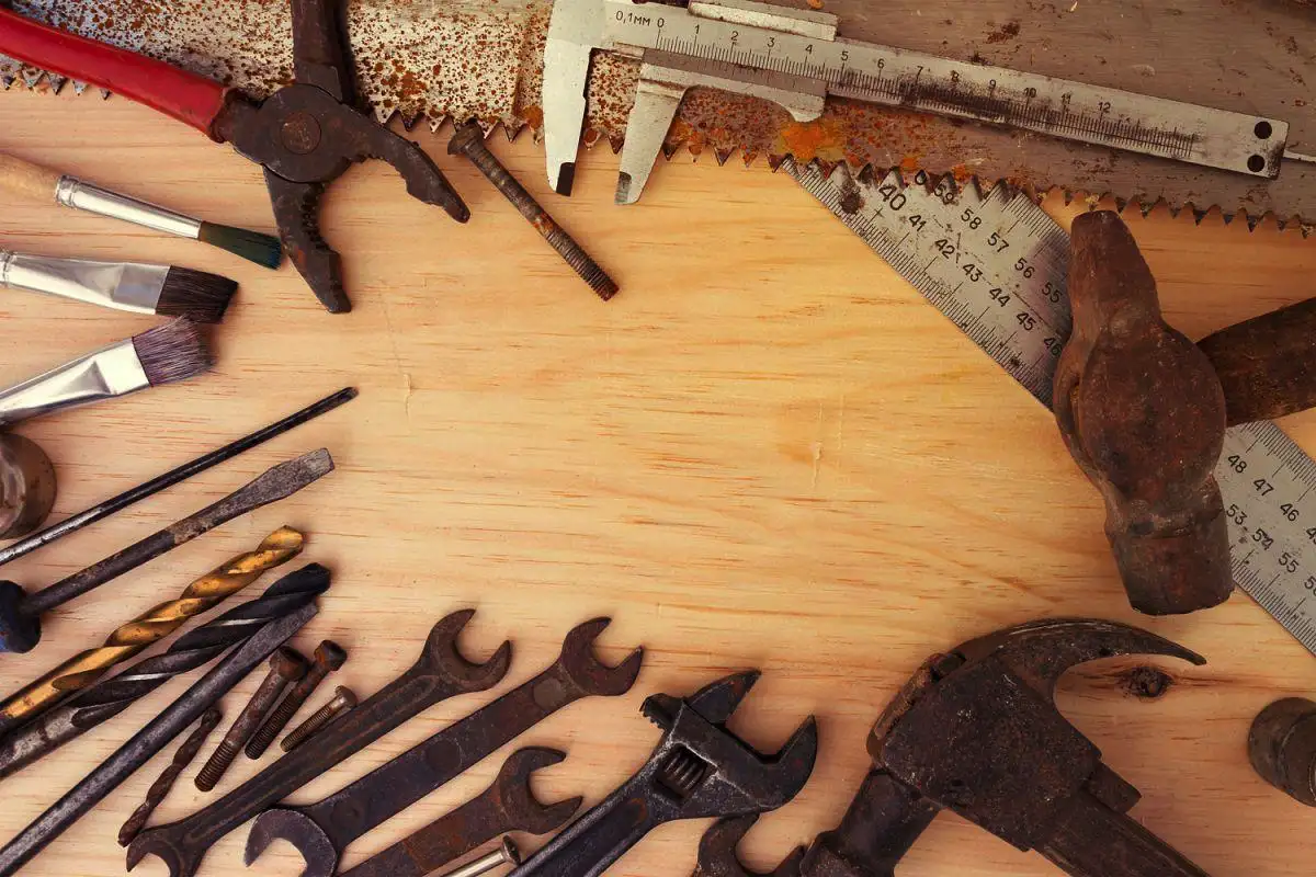 Poista ruoste työkaluista etikalla: Näin pelastat metallisi helposti!