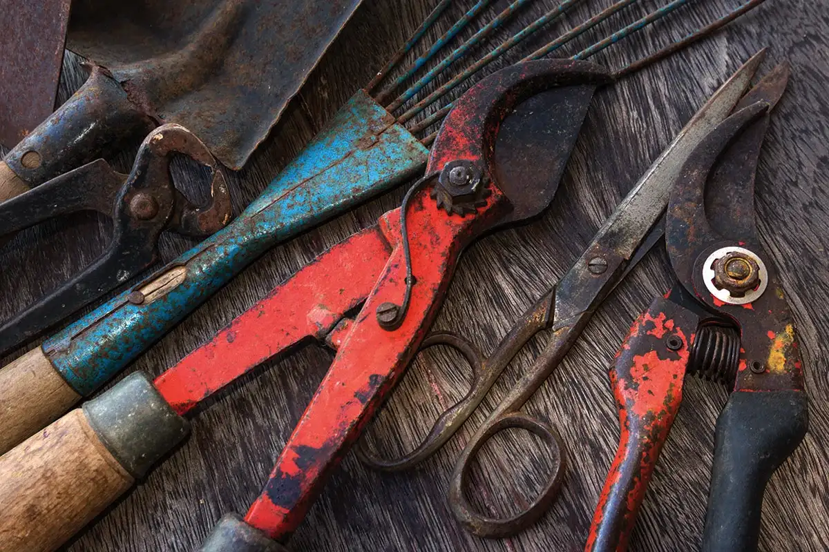Poista ruoste työkaluista etikalla: Näin pelastat metallisi helposti!