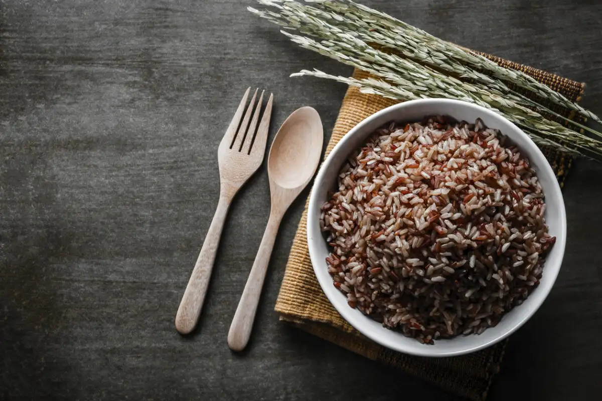 Kuinka ja kuinka kauan keittää ruskeaa riisiä – täydellinen opas terveelliseen garneeriin