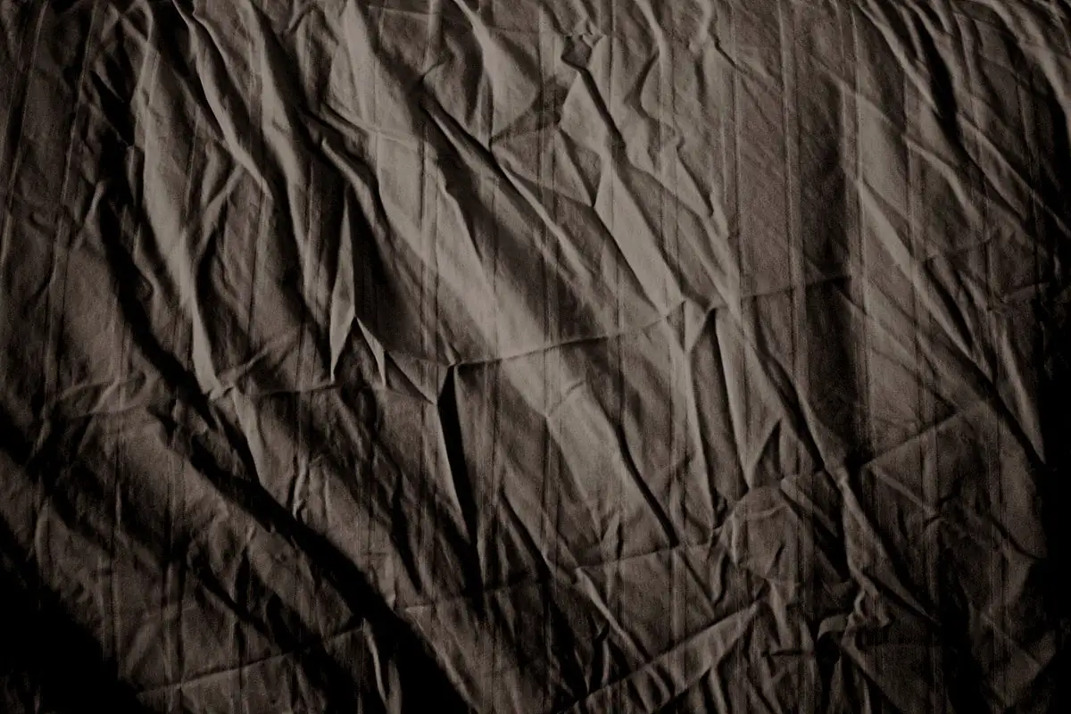 Poista vaatteiden rypyt luonnollisesti: veden, etikan ja glyseriinin seos