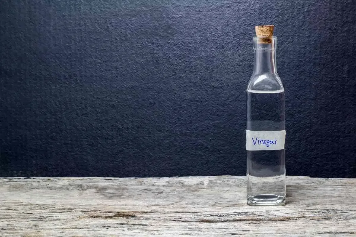 Poista vaatteiden rypyt luonnollisesti: veden, etikan ja glyseriinin seos