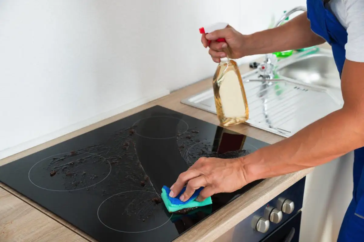 Etikalla puhtaaksi: näin puhdistat sähköliedet viidessä minuutissa