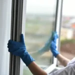 Pehmentäjätön puhtaus: Sanomalehden temppu peileille Lapissa